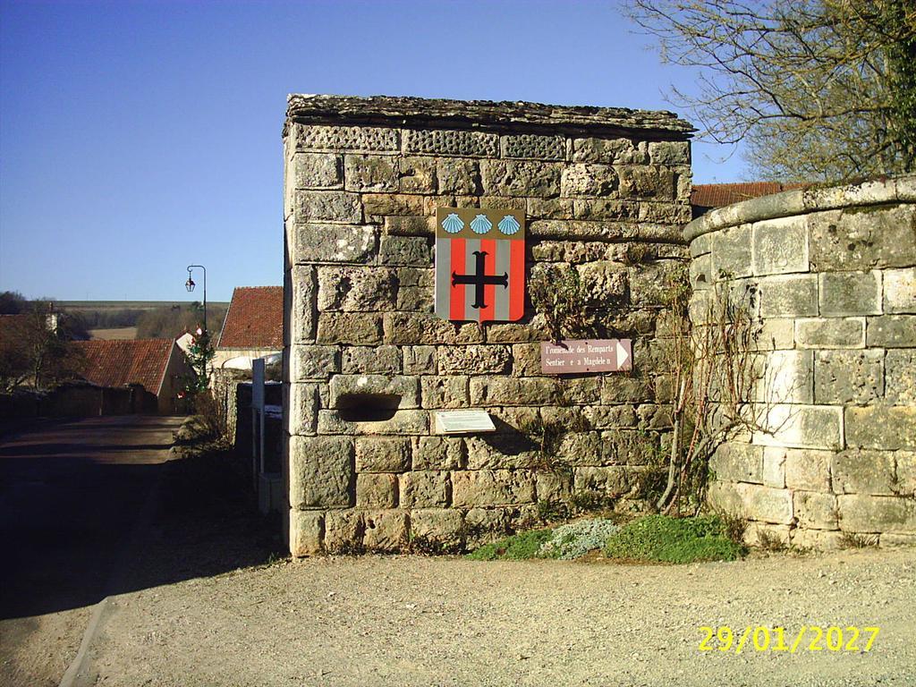 Le Puits Fortifie Salives Eksteriør billede